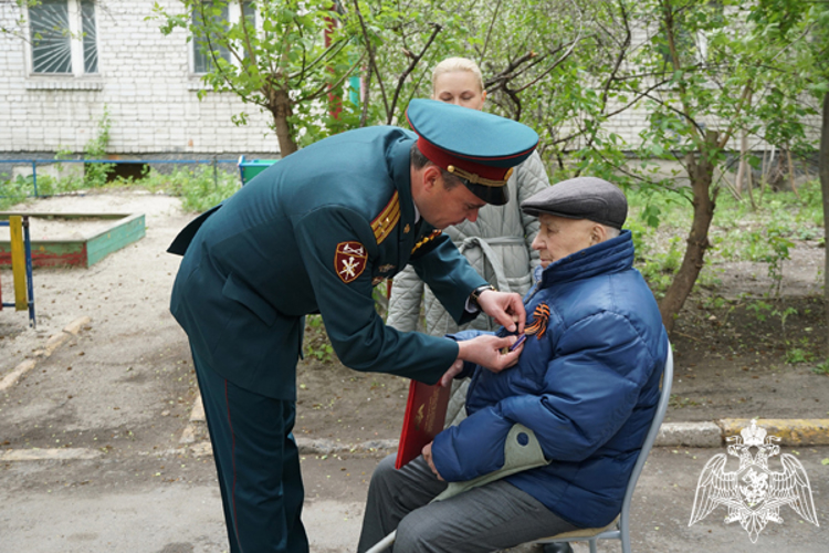 Ульяновские росгвардейцы прошли торжественным маршем перед домом ветерана Великой Отечественной войны