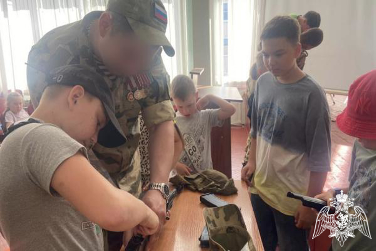 Димитровградские росгвардейцы провели урок мужества в летнем лагере