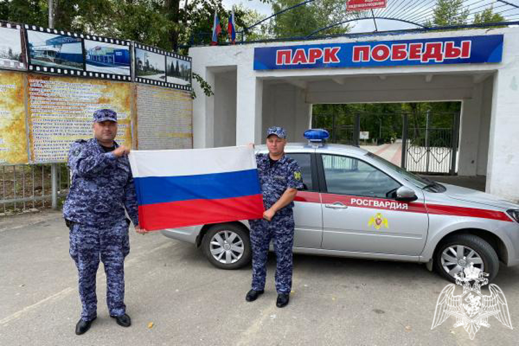 Ульяновские росгвардейцы приняли участие в патриотической акции, посвященной Дню Государственного флага Российской Федерации
