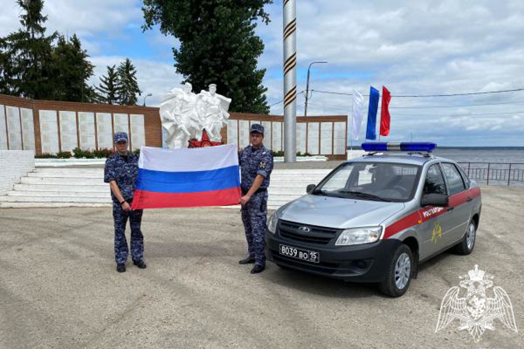 Ульяновские росгвардейцы приняли участие в патриотической акции, посвященной Дню Государственного флага Российской Федерации