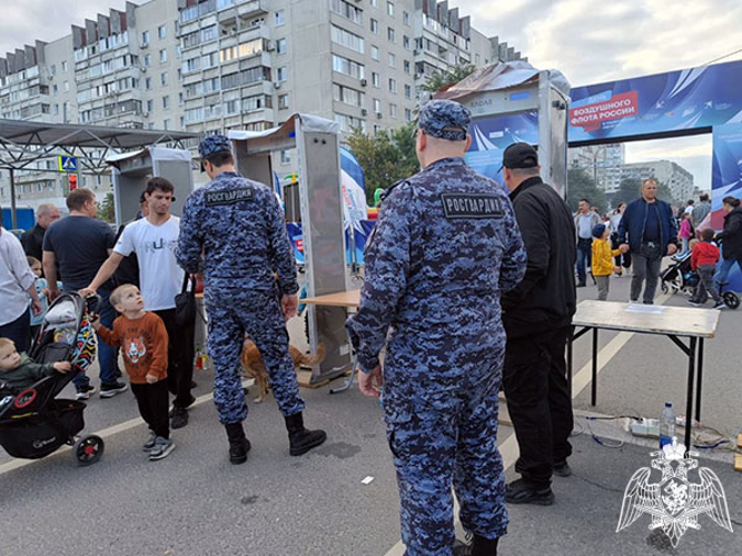 Росгвардейцы обеспечили правопорядок во время празднования Дня воздушного флота России в Ульяновске