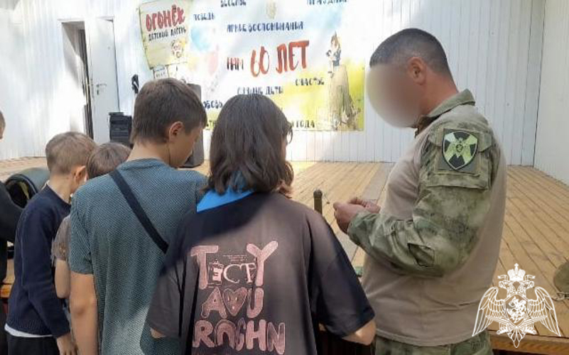 Сотрудники спецподразделения Росгвардии встретились с воспитанниками детского лагеря