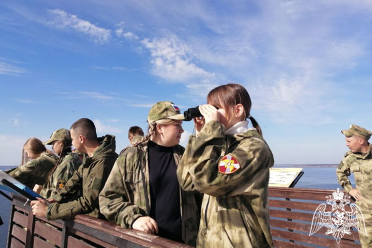В Ульяновске росгвардейцы и кадеты «Гвардейской смены» приняли участие в экологическом субботнике 