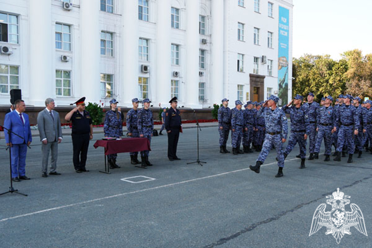 Сотрудникам Росгвардии вручили новый служебный автотранспорт в Ульяновске