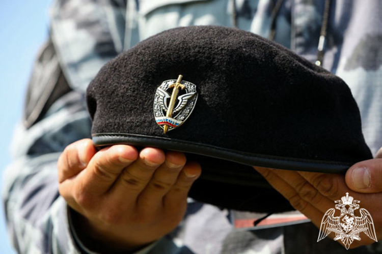 Сотрудники СОБР и ОМОН Росгвардии прошли испытания на право ношения знака отличия полицейского спецназа