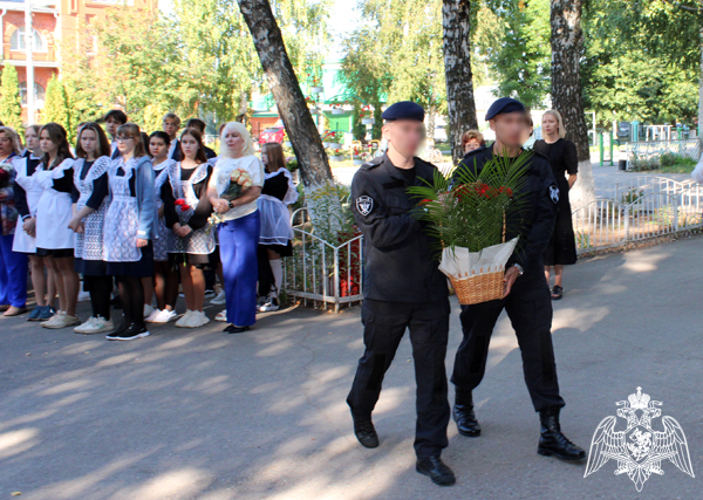 Ульяновские росгвардейцы поздравили с Днём знаний учеников школы, где учился их боевой товарищ