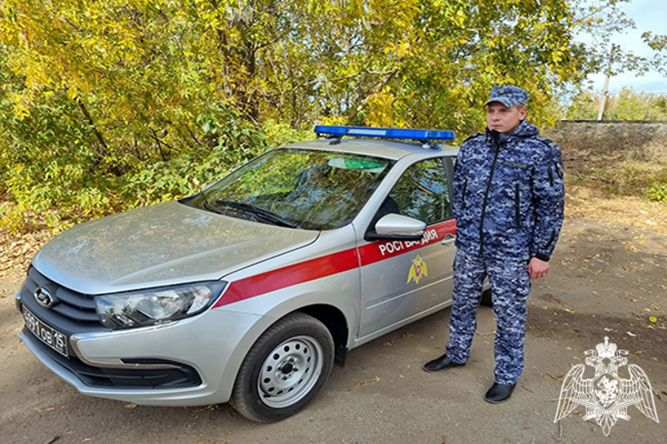 Росгвардеец оказал помощь семейной паре, оказавшейся в сложной дорожной ситуации в Ульяновске