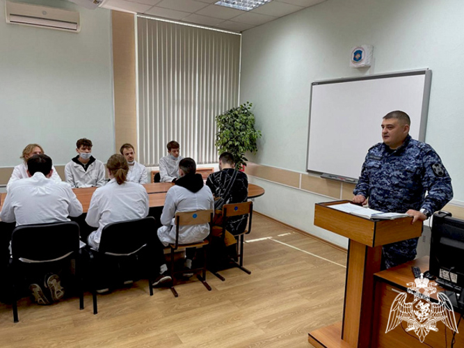 Сотрудник Росгвардии провел круглый стол со студентами фармацевтического колледжа в Ульяновске