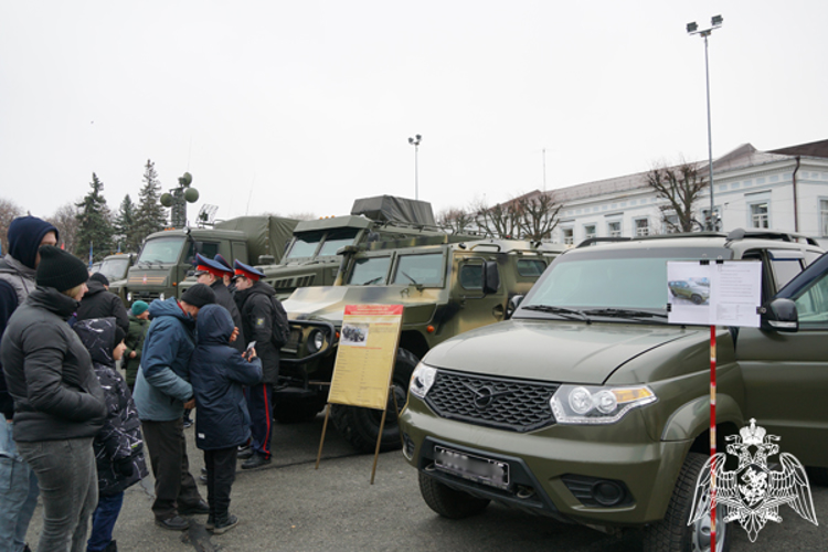В Ульяновске росгвардейцы показали военную технику, состоящую на вооружении спецподразделений ведомства