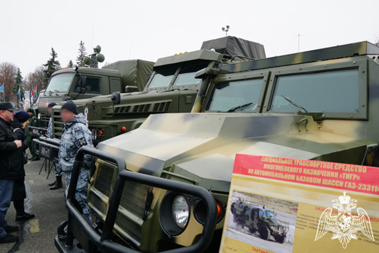 В Ульяновске росгвардейцы показали военную технику, состоящую на вооружении спецподразделений ведомства