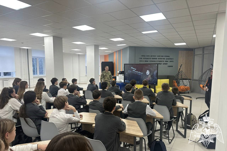 В Димитровграде росгвардеец рассказал лицеистам о основоположнике войск правопорядка