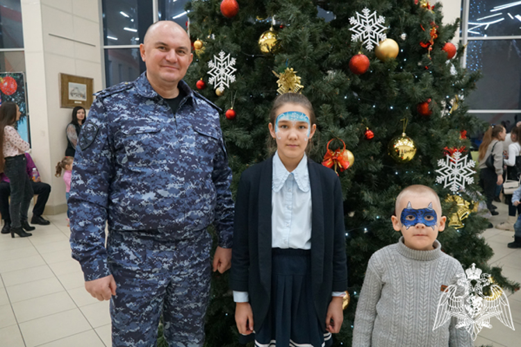 Дети ульяновских росгвардейцев посетили новогоднее представление