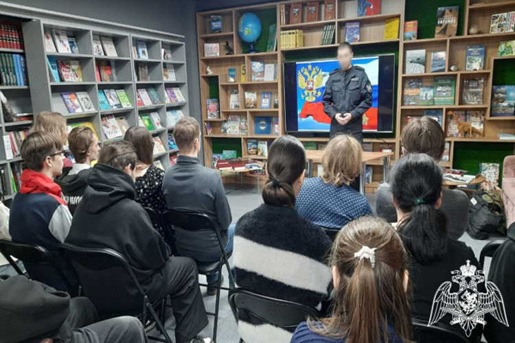 В Ульяновске сотрудник ОМОН «Симбир» провел урок мужества 