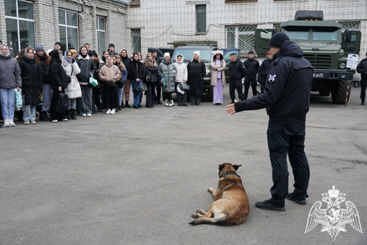 В Ульяновске студенты встретились с сотрудниками спецподразделений Росгвардии