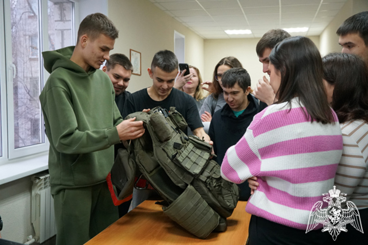 В Ульяновске студенты встретились с сотрудниками спецподразделений Росгвардии