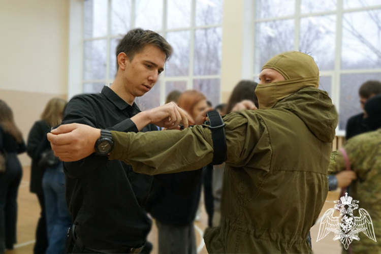 В Ульяновске студенты встретились с сотрудниками спецподразделений Росгвардии