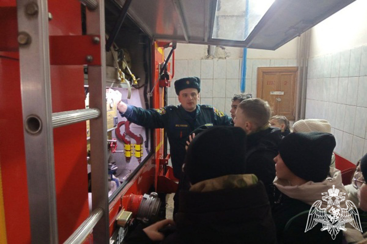 В Ульяновске воспитанники «Гвардейской смены» посетили учебную базу МЧС