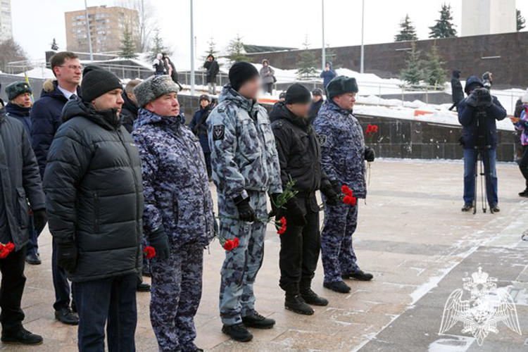 В День защитника Отечества ульяновские росгвардейцы возложили цветы к Вечному огню