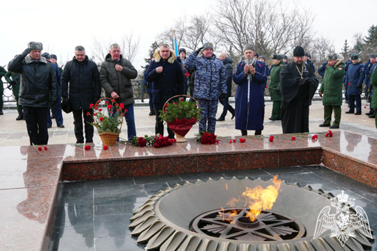 В День защитника Отечества ульяновские росгвардейцы возложили цветы к Вечному огню