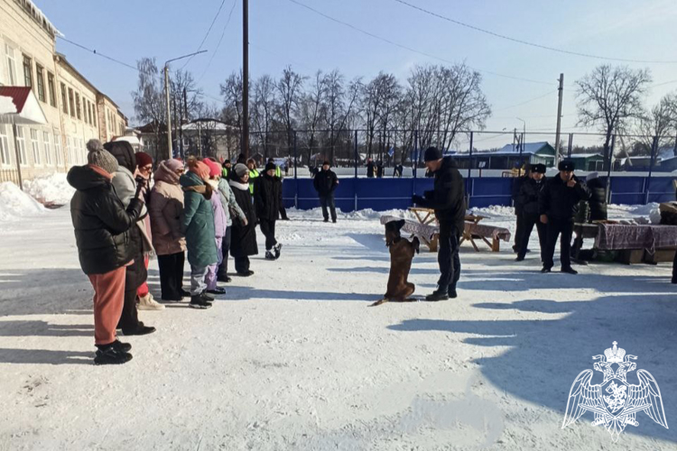 Росгвардейцы поддержали воспитанников ульяновских детских домов в турнире по хоккею с мячом