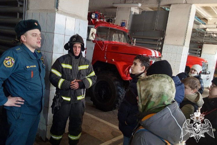 В Ульяновске воспитанники «Гвардейской смены» посетили учебную базу МЧС
