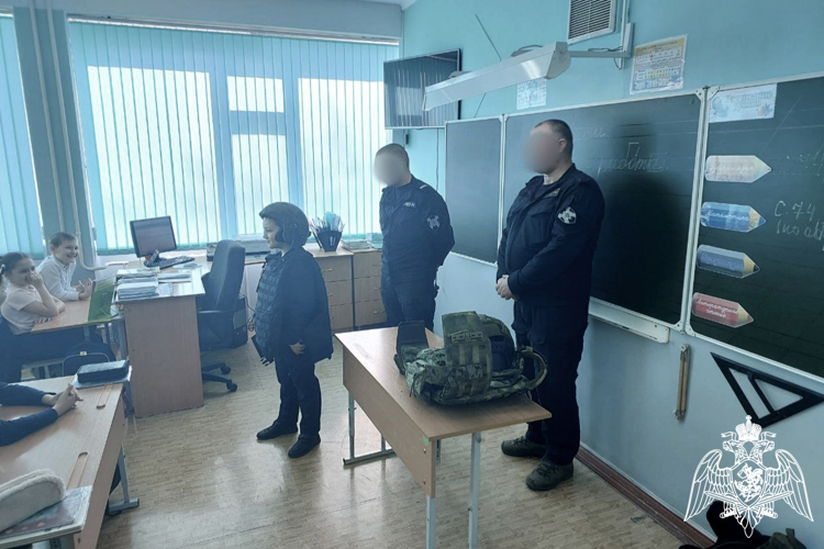 Сотрудники ОМОН «Симбир» рассказали о служебных буднях школьникам 