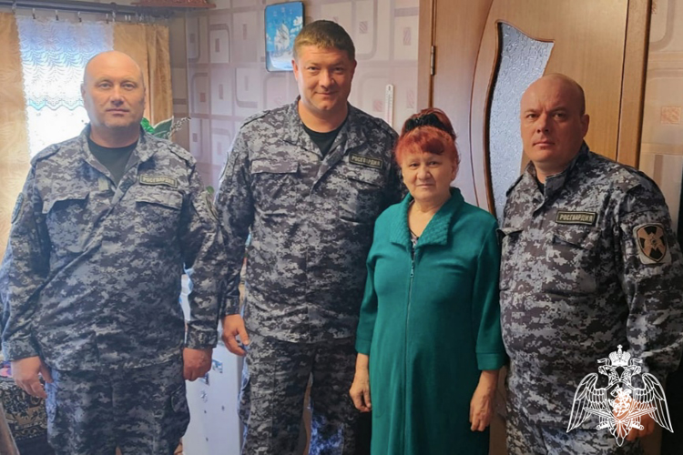 В преддверии профессионального праздника росгвардейцы посетили маму погибшего сослуживца