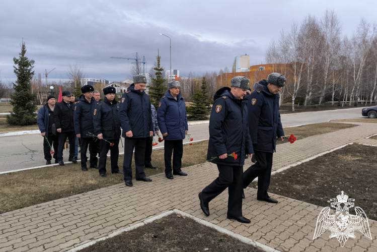 В День войск национальной гвардии ульяновские росгвардейцы почтили память павших воинов правопорядка