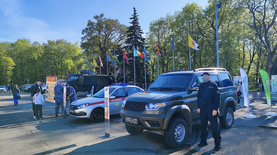 В центре Ульяновска росгвардейцы представили профориентационную площадку