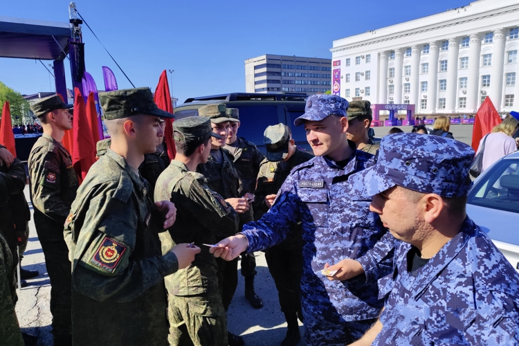 В центре Ульяновска росгвардейцы представили профориентационную площадку