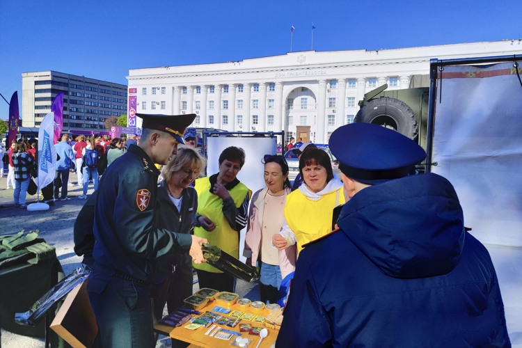 В центре Ульяновска росгвардейцы представили профориентационную площадку