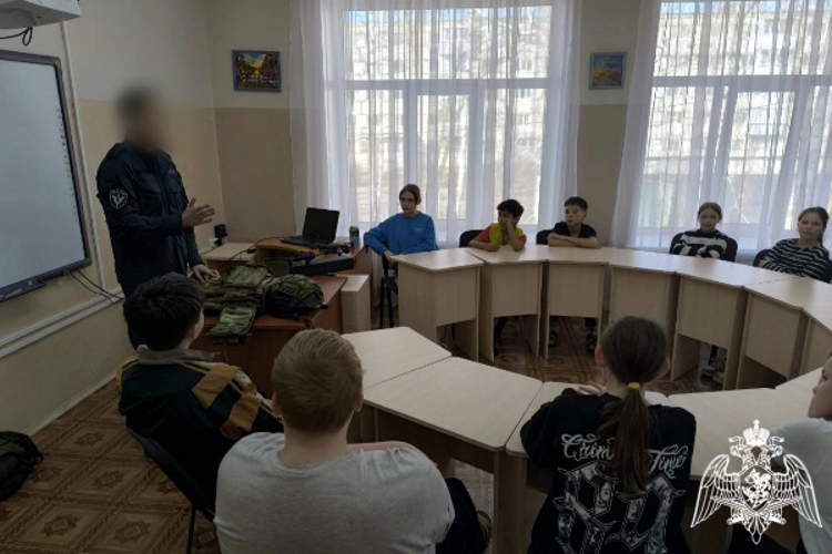 Сотрудники ОМОН «Симбир» провели урок мужества для воспитанников детского дома «Гнездышко» 