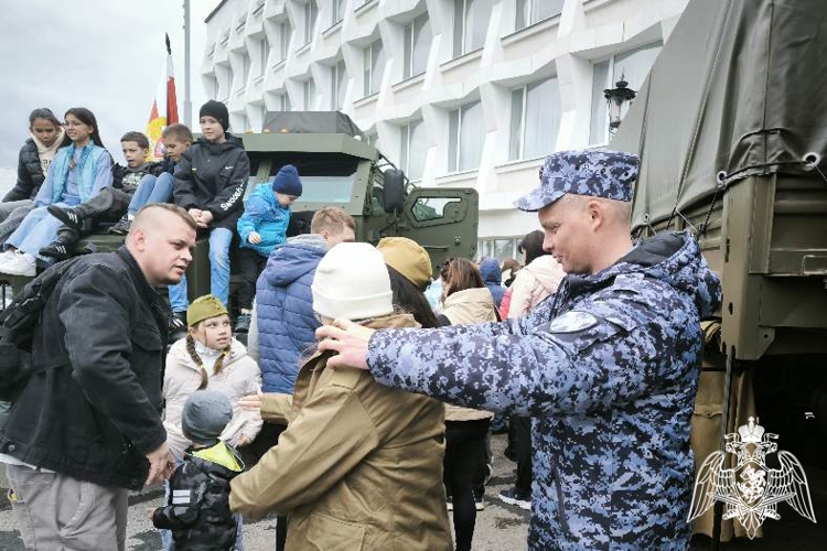 В День Победы ульяновские росгвардейцы представили профориентационную площадку