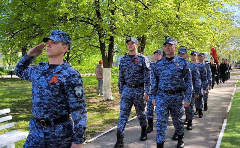 В Ульяновске росгвардейцы и кадеты «Гвардейской смены» поздравили проживающих в геронтологическом центре «Забота» с Днем Победы