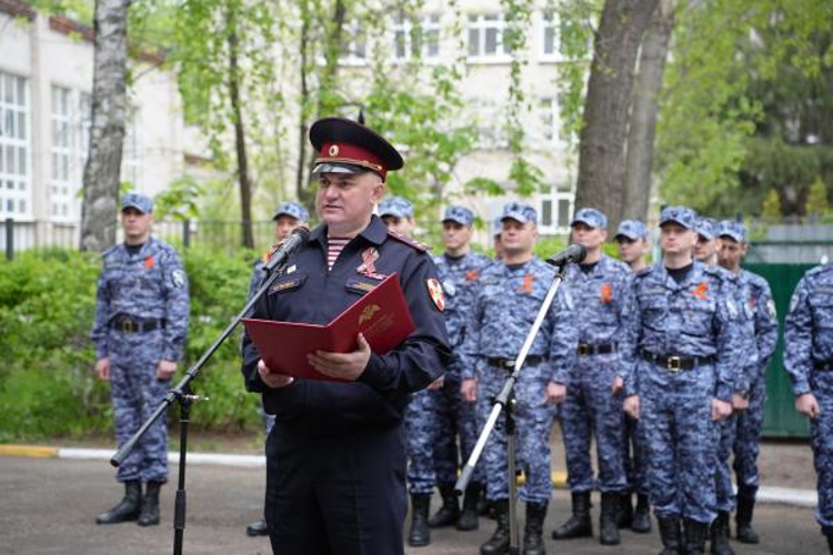 В Ульяновске росгвардейцы прошли торжественным маршем у дома ветерана Великой Отечественной войны