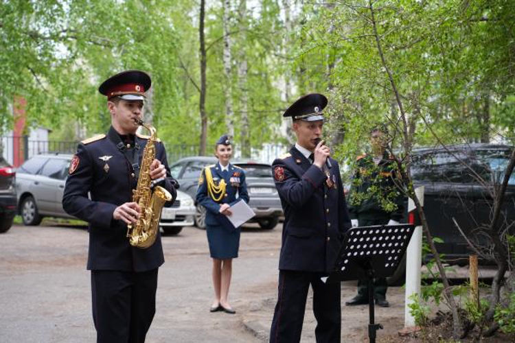 В Ульяновске росгвардейцы прошли торжественным маршем у дома ветерана Великой Отечественной войны