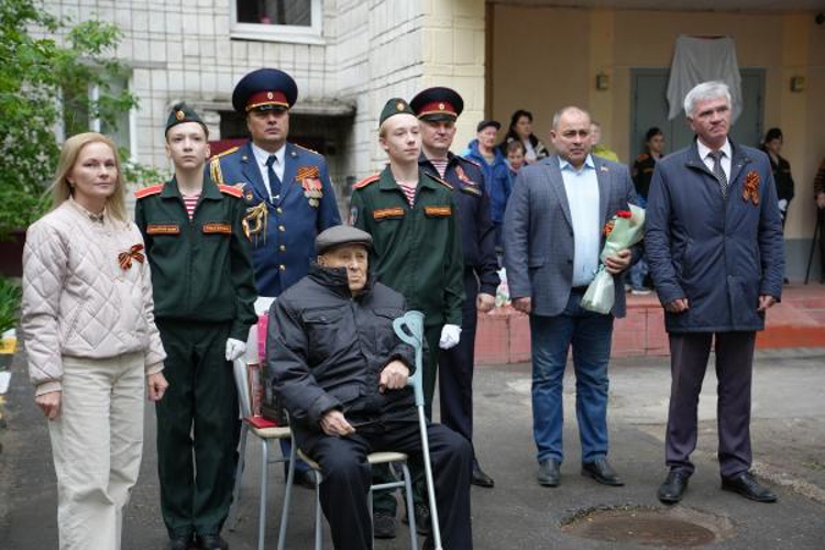 В Ульяновске росгвардейцы прошли торжественным маршем у дома ветерана Великой Отечественной войны
