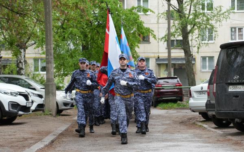 В Ульяновске росгвардейцы прошли торжественным маршем у дома ветерана Великой Отечественной войны