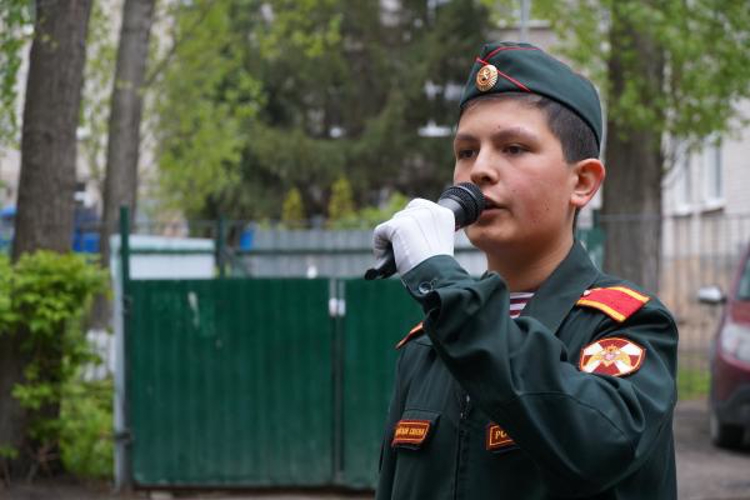 В Ульяновске росгвардейцы прошли торжественным маршем у дома ветерана Великой Отечественной войны