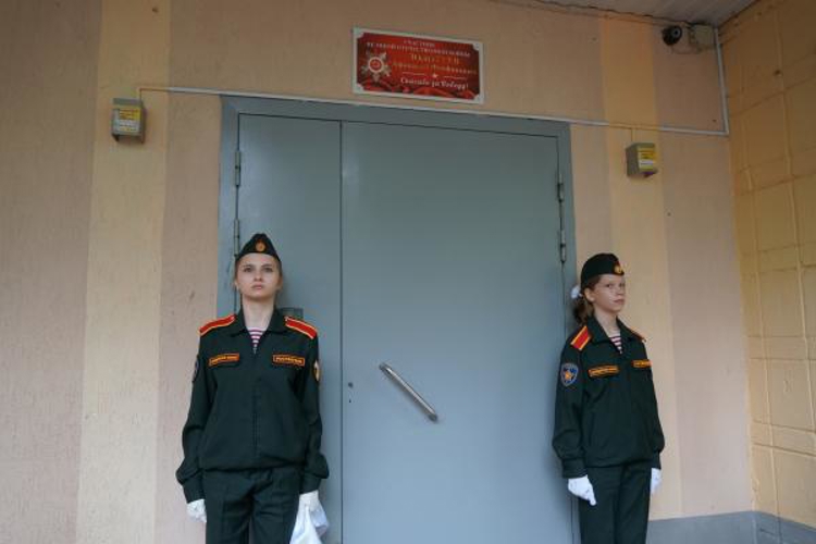 В Ульяновске росгвардейцы прошли торжественным маршем у дома ветерана Великой Отечественной войны