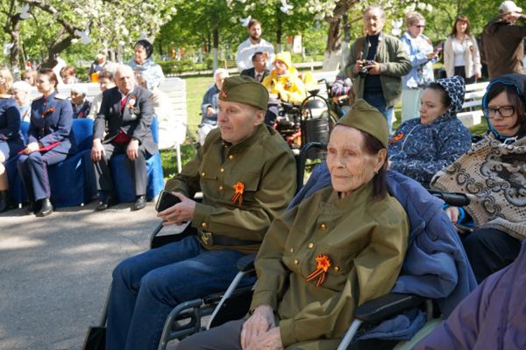 В Ульяновске росгвардейцы и кадеты «Гвардейской смены» поздравили проживающих в геронтологическом центре «Забота» с Днем Победы