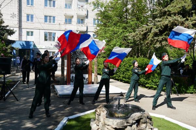 В Ульяновске росгвардейцы и кадеты «Гвардейской смены» поздравили проживающих в геронтологическом центре «Забота» с Днем Победы