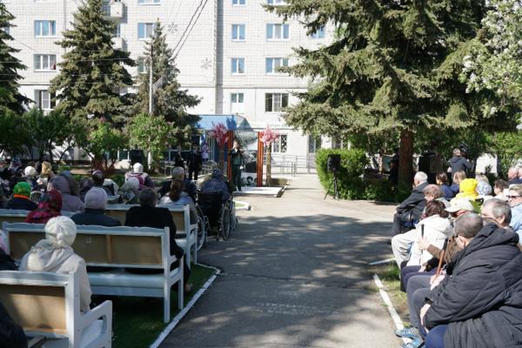 В Ульяновске росгвардейцы и кадеты «Гвардейской смены» поздравили проживающих в геронтологическом центре «Забота» с Днем Победы