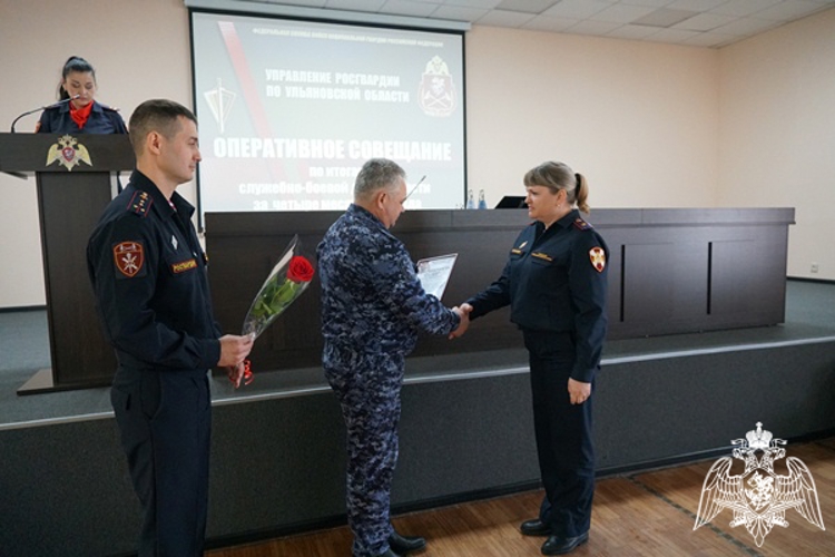В Ульяновске начальник территориального управления Росгвардии наградил лучших представителей кадровых подразделений 
