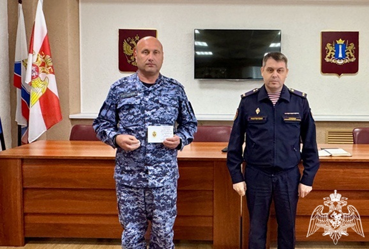 В Ульяновске сотрудникам вневедомственной охраны вручили значок «Отличник службы»