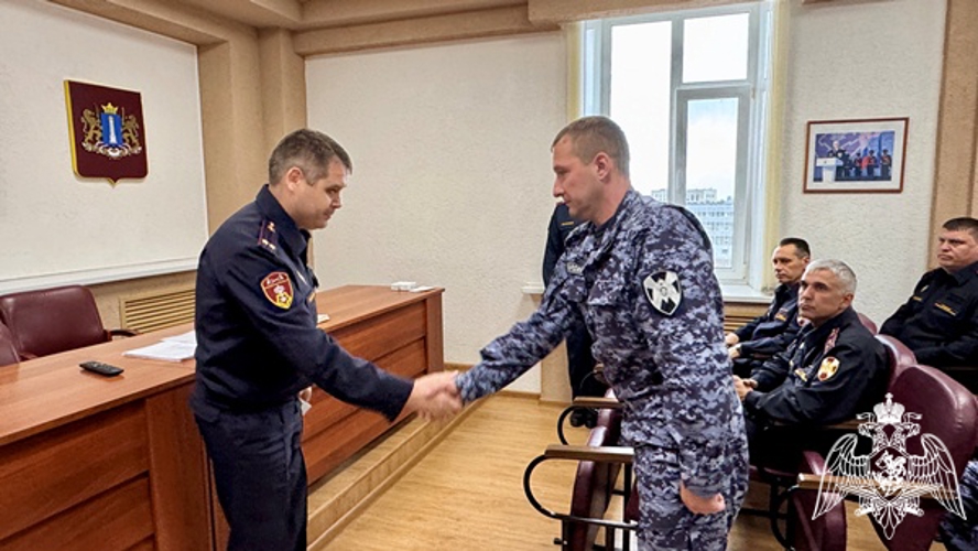 В Ульяновске сотрудникам вневедомственной охраны вручили значок «Отличник службы»