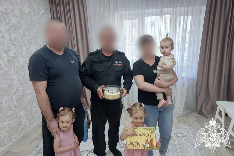 В Международный день семьи ульяновские офицеры Росгвардии поздравили сослуживцев с праздником