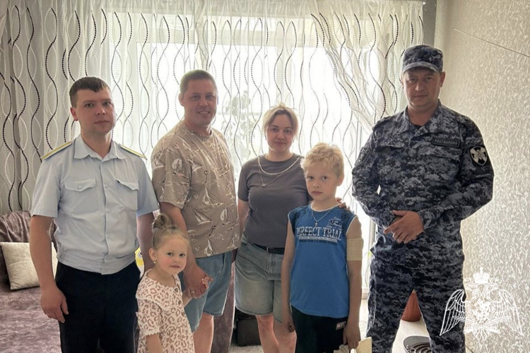 В Международный день семьи ульяновские офицеры Росгвардии поздравили сослуживцев с праздником