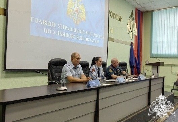 Сотрудница Росгвардии рассказала личному составу МЧС о правилах обращения с оружием