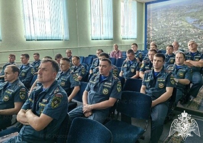 Сотрудница Росгвардии рассказала личному составу МЧС о правилах обращения с оружием